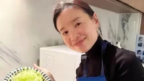 44岁董洁厨艺了得，看她晒出的炸鸡块，网友：怎么啥都会做啊！