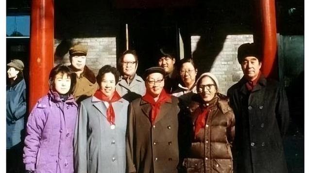 1992年！李讷来到毛岸青家中，看望二哥、二嫂，一张罕见的留影
