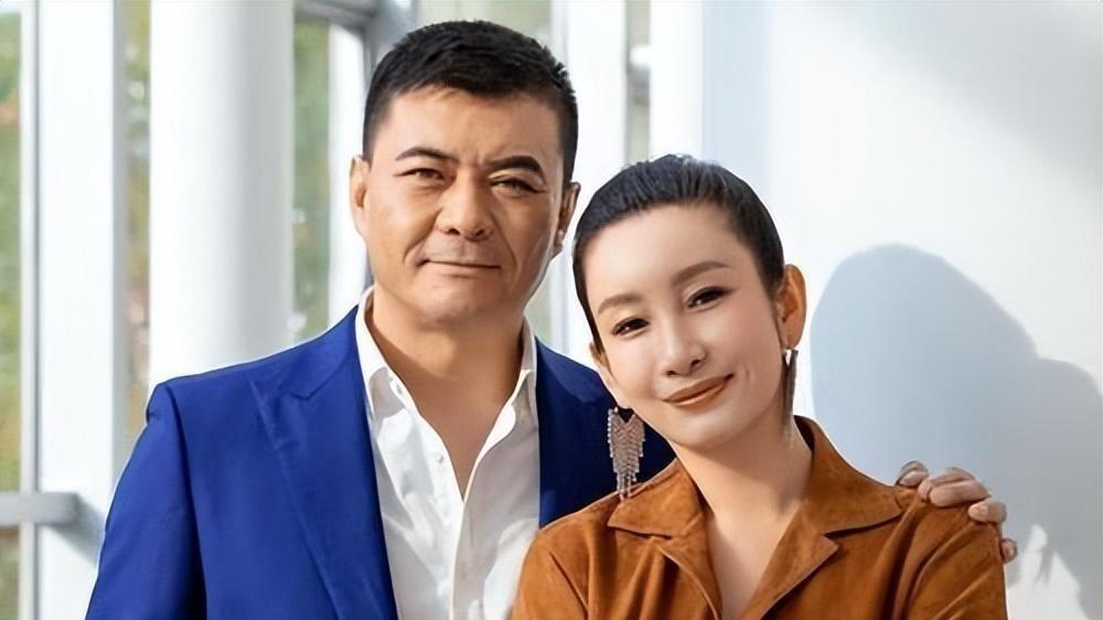 演员王新军：成名后抛弃妻子，把秦海璐宠成宝，前妻唐静事业有成