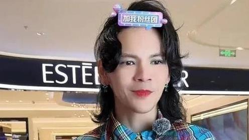 向佐广州k11与男友人吃寿司，打扮正常，路人镜头下面容苍老颓废