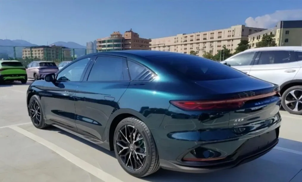 比亚迪续航715km新能源车跌破17万，国产帕拉梅拉逆天？