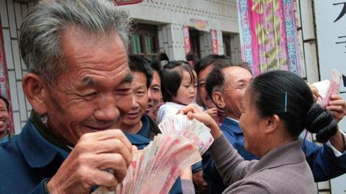 有代表提议给农民养老金上调一百块钱，真的是一个值得称赞的提案。