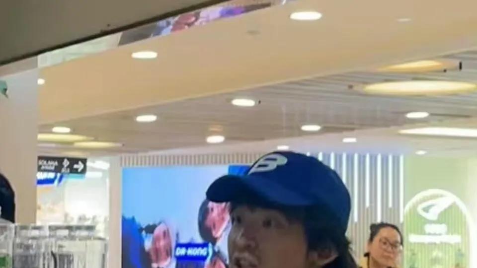 董子健带女儿逛商场，头发很长胡子拉碴，身形消瘦像流浪汉