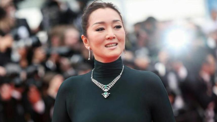 张艺谋逃不掉的仨女人：一个得到爱，一个得到钱，只有她两手空空