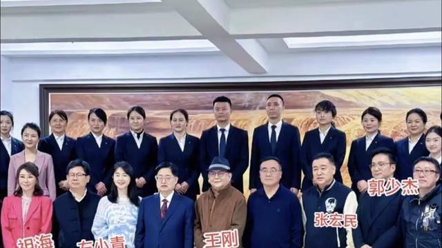 王刚还是和大人，助阵宝鸡超市开业合影居C位，超市老总陪逛超市