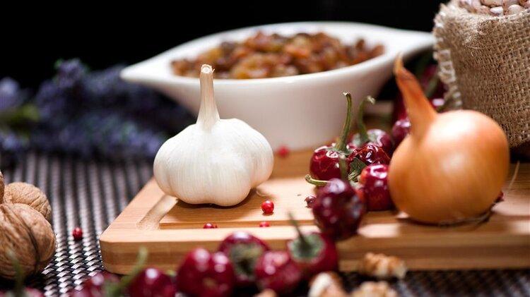 54岁男子坚持每天生吃大蒜灭菌、抗肿瘤，3个月后健康情况如何