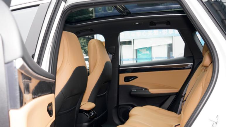 ?9万就能买混动SUV？吉利这招狠，三屏加持爆390匹