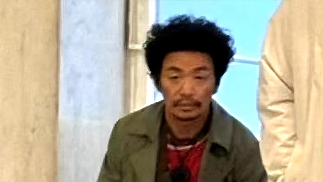 陷入争议的王宝强现身英国，憔悴消瘦了不少，与刘昊然拍“唐探”