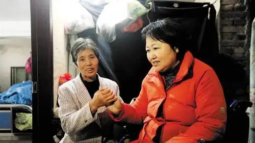 21岁女孩车祸成植物人被抛弃，护工20年不离不弃