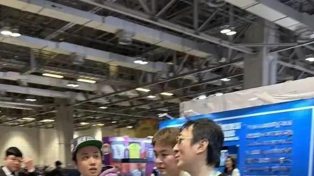 70岁王健林金顶寺拜佛被偶遇，近照干瘦苍老太多，被偷拍眼神警惕
