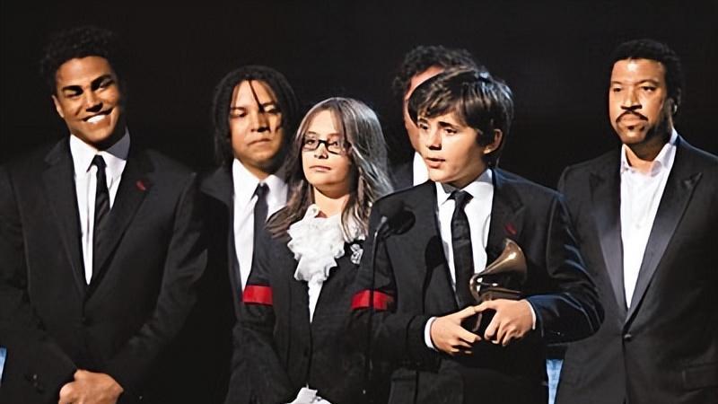 杰克逊去世后，三个孩子：幼子被霸凌，女儿被侵犯，长子患白癜风