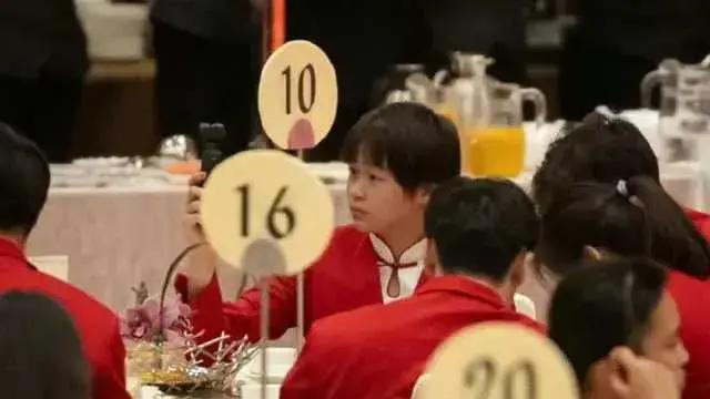 从晚宴现场看全红婵的另一面，霍启刚的态度让人意外