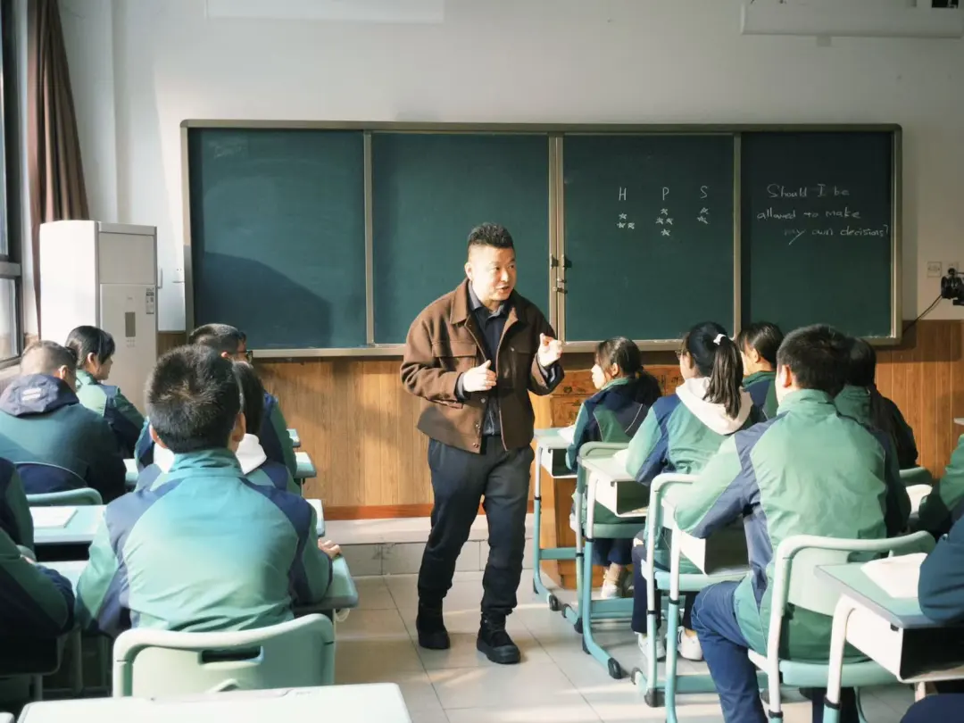 热搜榜上的“龙叔叔”：一堂英语课，其实和拍电影差不多