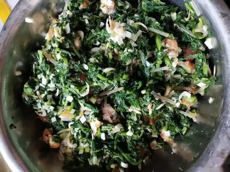 钙是牛奶4倍，对眼睛也特别好，秋天这菜叶营养极高，蒸包子吃特香，可惜很多人没吃过