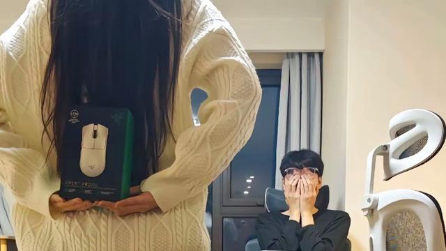 女生想要给男友买礼物，评论区一边倒支持，不料很快被骂到私密了