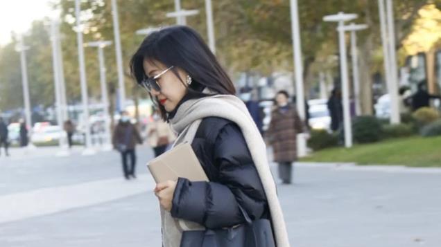 最近火了一种穿法叫“羽绒服+马蹄裤”，显瘦显腿长，还特时髦