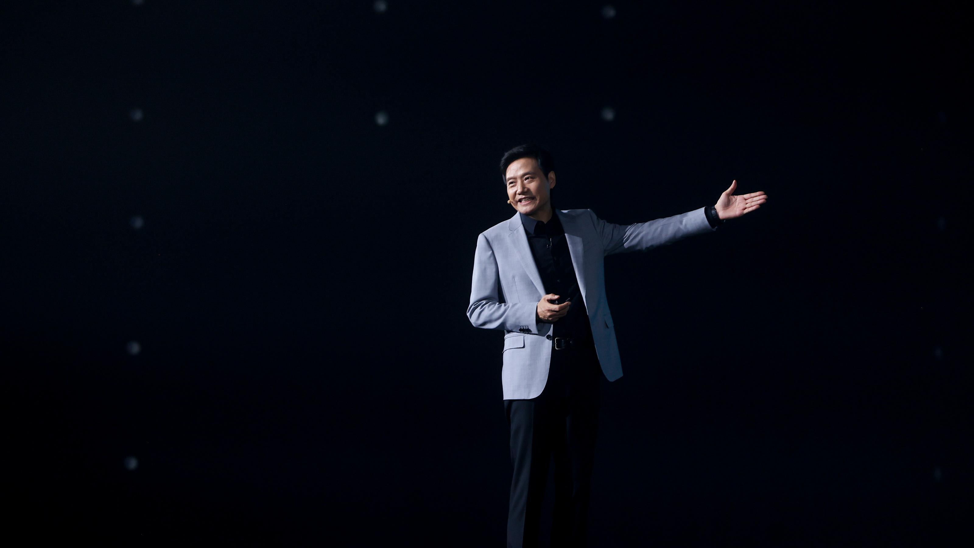 雷军正式宣布，小米SU7将于3月28日上市，价格不低于25万