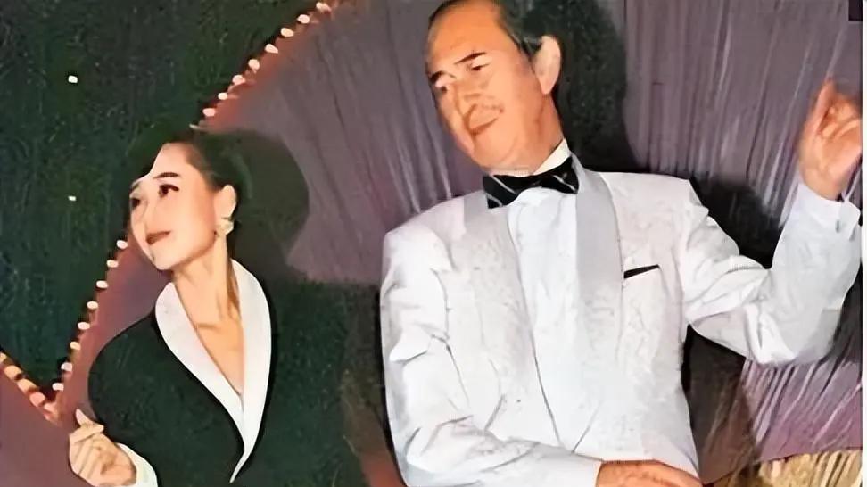 同是李连杰所生，黄秋燕和利智女儿放一起看，一个天上，一个地下