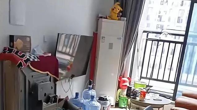 69岁知名港星顾冠忠定居中山！房子狭小杂乱不堪，用编织袋装行李