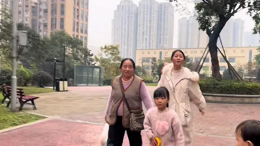 玛丽: 二胖开豪车回老挝被尊重，玛丽有孝心，看父亲照片令人泪崩