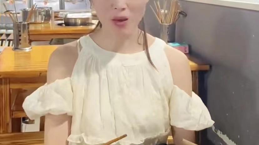 情侣进城吃饭，女友一举动令人匪夷所思，独留男子纳闷：啥意思？