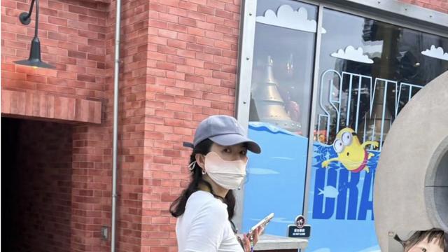 偶遇45岁章子怡：紧身牛仔裤搭配白色T恤，汪峰离开她亏大了