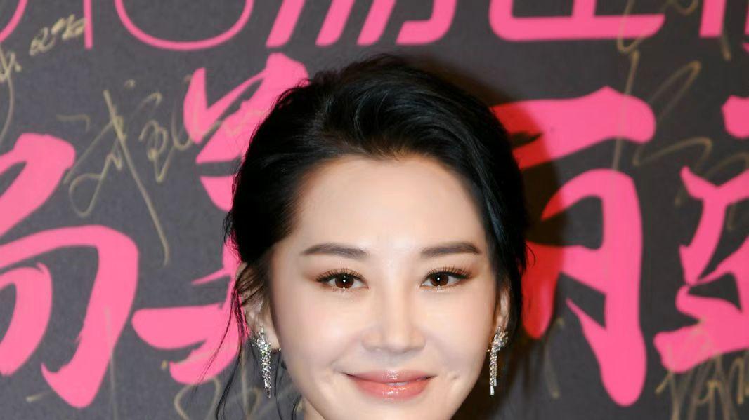 许晴：娱乐圈的不老神话，为何她如此迷人？