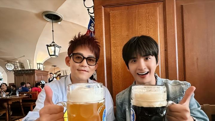 兄弟情深！苏醒张远欧洲杯之旅不忘0713兄弟团，见证西班牙夺冠