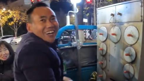郑州小哥路遇卖红薯残疾夫妻，帮俩人拍照片换吃的，反被对方关心