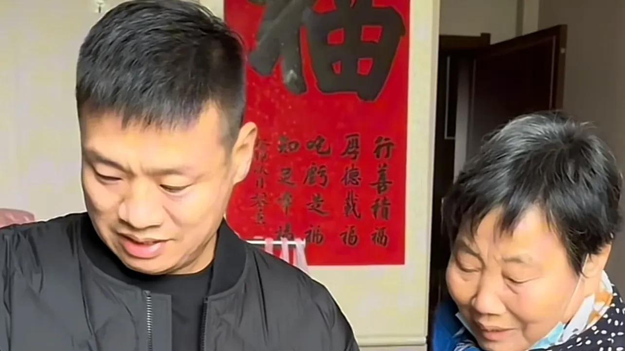 亿万富豪沛县二哥忙碌之余回家看望父母，网友：二哥孝心感天动地