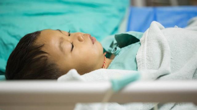 11岁小学生照顾瘫痪父亲六年：给父亲按摩、做饭、换尿布 摆摊