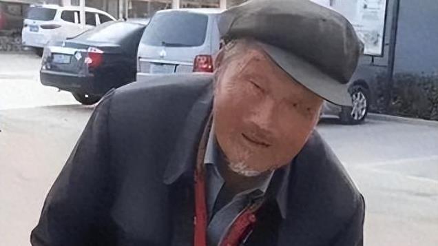 89岁的父亲，靠捡垃圾凑足路费来到烈士陵园＂儿子，爹来看你了＂