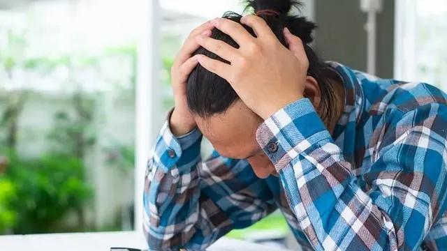 父亲的葬礼唯独少了三叔，二婶抱怨不止，三天后三叔儿子打来电话