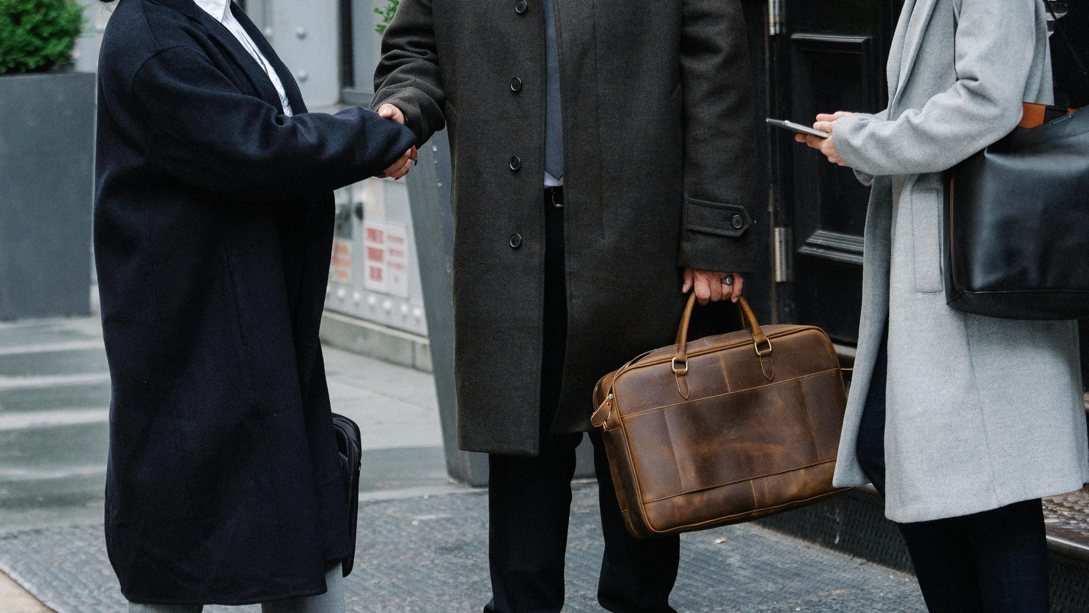 单位里，和同事相处请牢记，不交三底，不帮三忙！