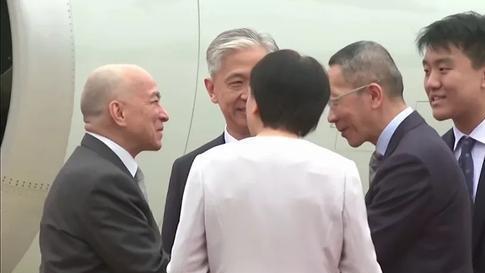 西哈莫尼国王乘专机抵达海南，红毯迎接，双方大使都在，礼仪拉满