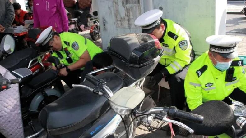 除了戴头盔！11月1日起，电动车、摩托车上路实施4个新标准