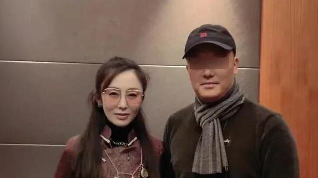 56岁张敏罕露面，珠光宝气戴三条项链，穿着老气，胸围缩水不少！