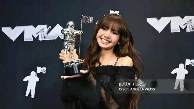 Lisa传奇：泰国甜心如何征服全球时尚与娱乐巅峰？