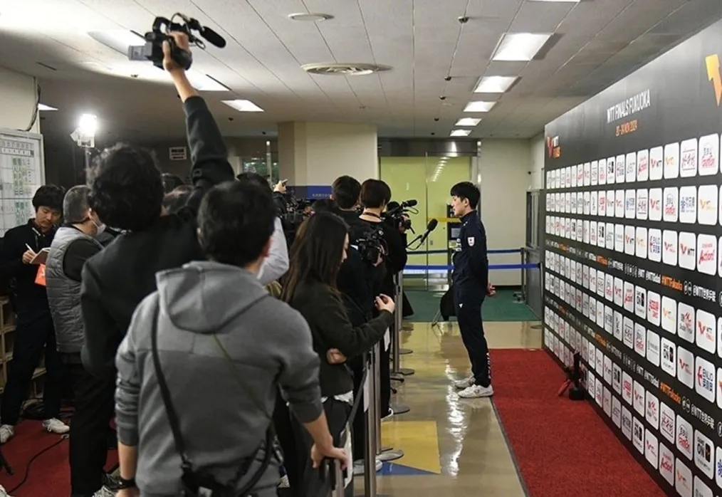 福冈总决赛张本智和丢冠后说，王楚钦太棒了，我不知道该不该说后悔