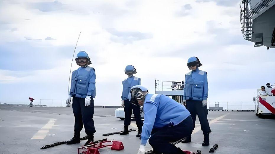 解放军探索出了一条具有中国特色的舰载机飞行员培养道路