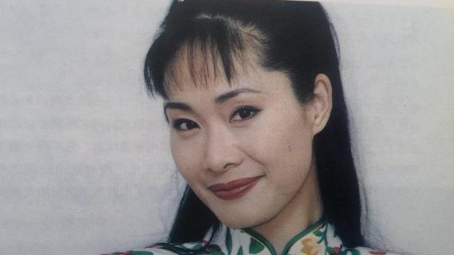57岁于文华隐居乡间，简朴农舍喂狗，裙摆拖地尽享生活清闲
