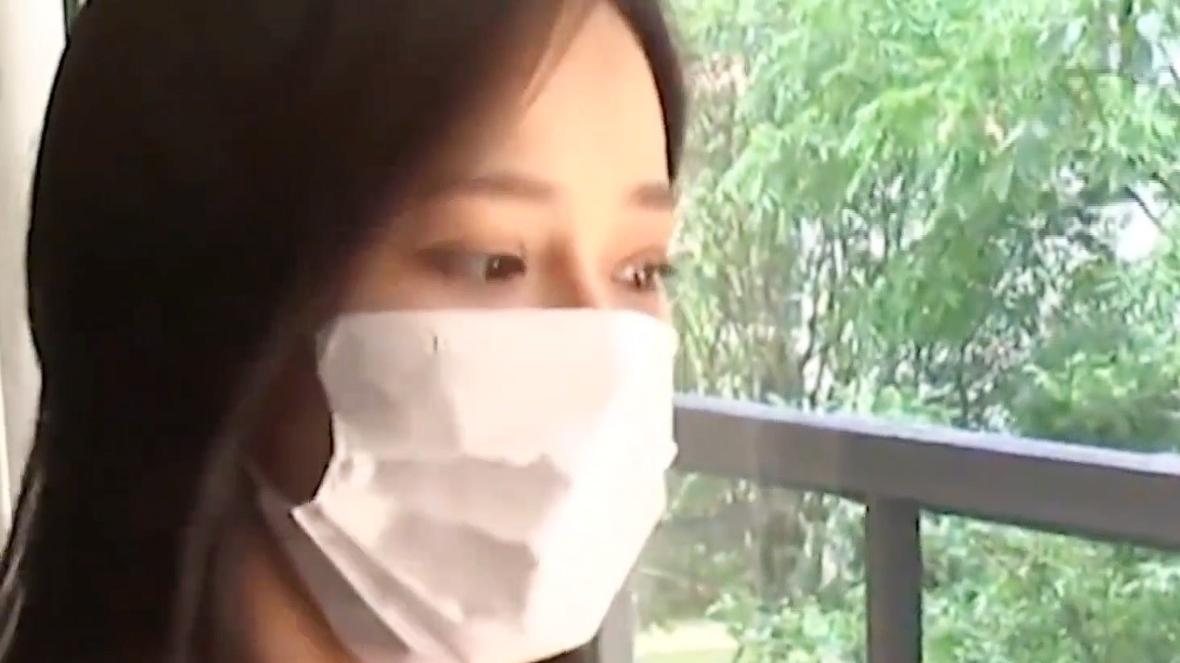 男子以帮忙擦鞋为由，竟将美女的“脚”塞到自己的嘴里