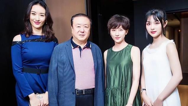 72岁导演尤小刚，与三婚妻子3年抱俩娃，如今大儿子刚8岁才艺满满