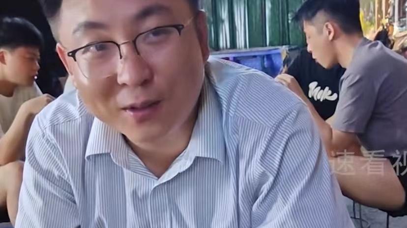 男子结婚5年没跟妻子分床，朋友一句话泼冷水，下秒没绷住笑出声