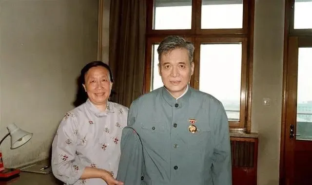 两弹元勋邓稼先跪在母亲病床前，她骄傲地拿出“中国成功爆炸第一颗原子弹”的报纸，含笑离世