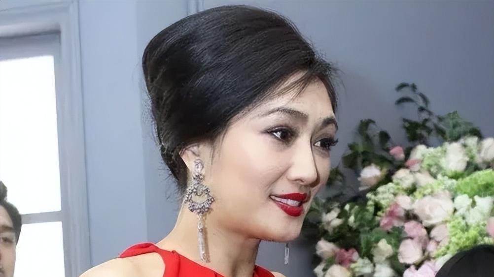 她凭借“李莫愁”走红，后被前任骗光家产，现在嫁豪门当富太
