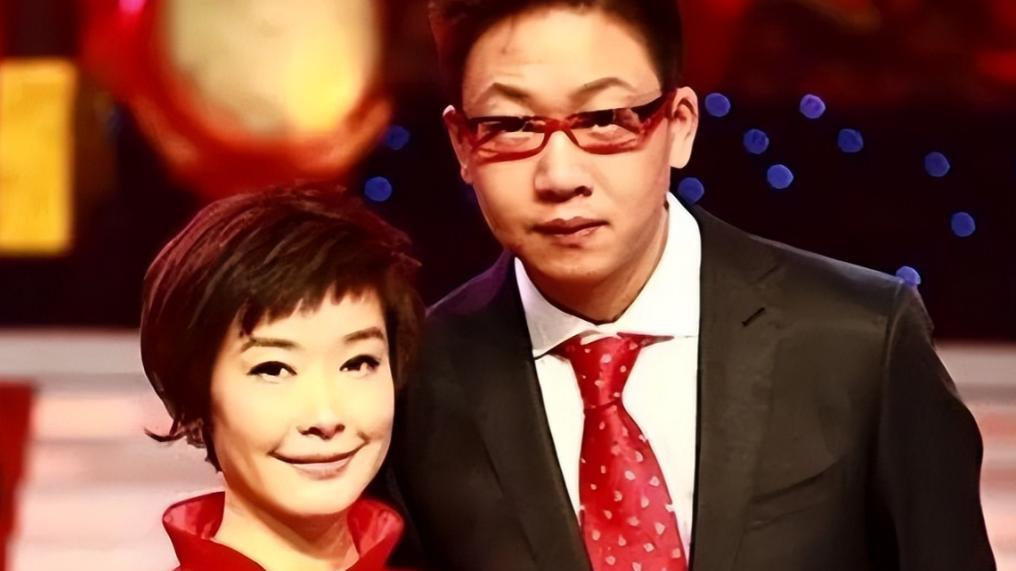 央视台长千金：22岁嫁给初恋，结婚30年无儿无女，她经历了什么？