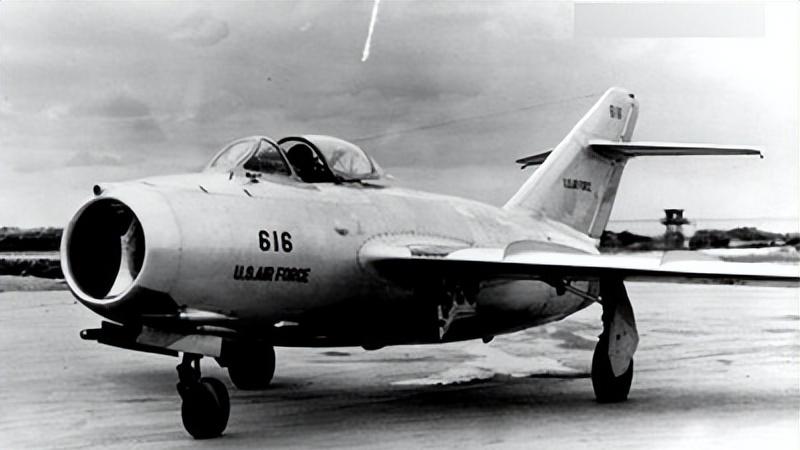 朝鲜21岁王牌飞行员，为了10万美金驾机出逃，父母亲朋全被处决