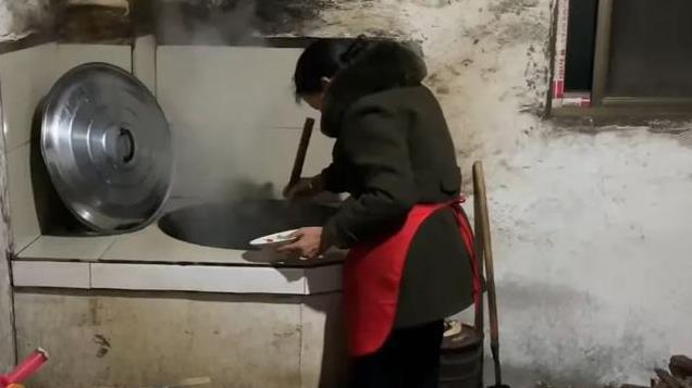 农村父母没苦硬吃？四点多起床做饭，只为养活快40岁还未婚的儿子