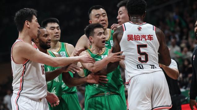 7次违体排第一！CBA恶汉遭驱逐，辽宁大战广东3消息，杨鸣表态